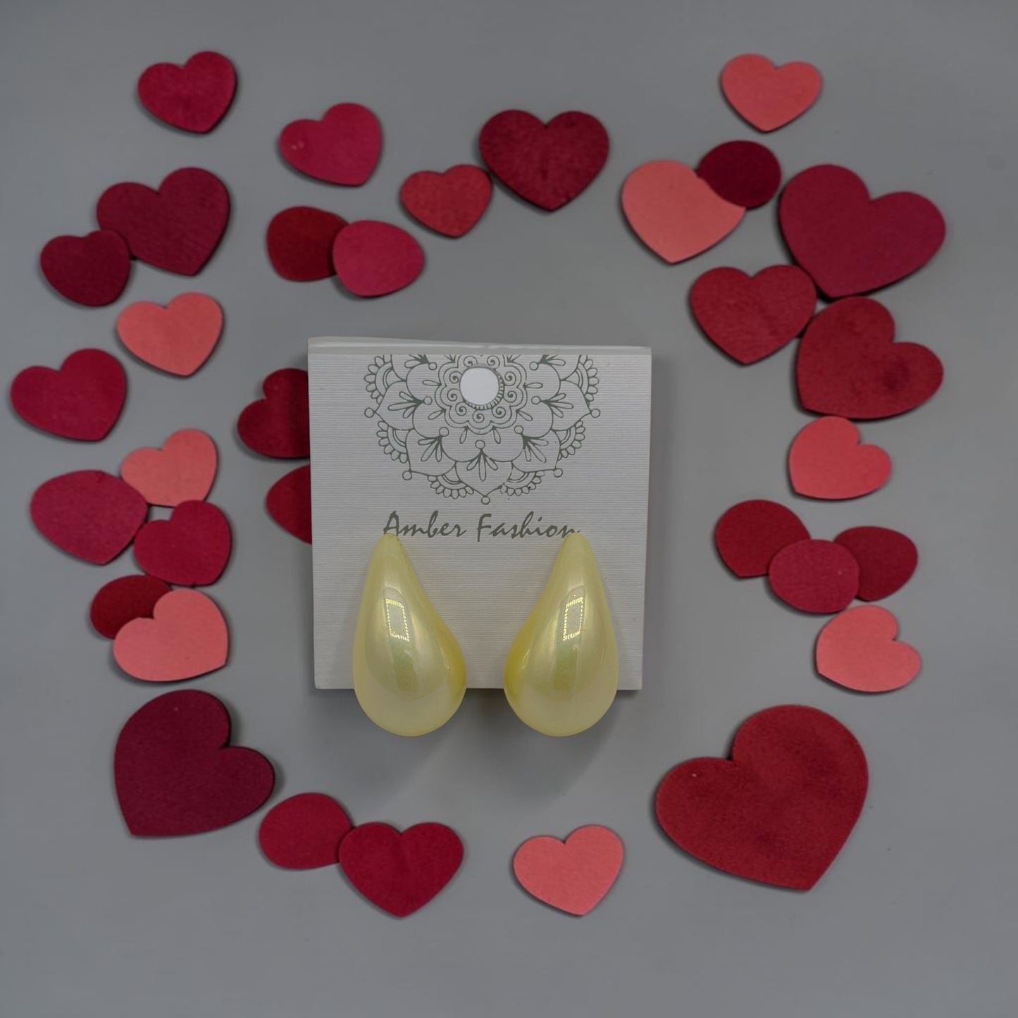 Acrylic teardrops earrings stud.